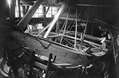 841669 Afbeelding van de bouw van een zuiderzeebotter bij een scheepswerf te Spakenburg.